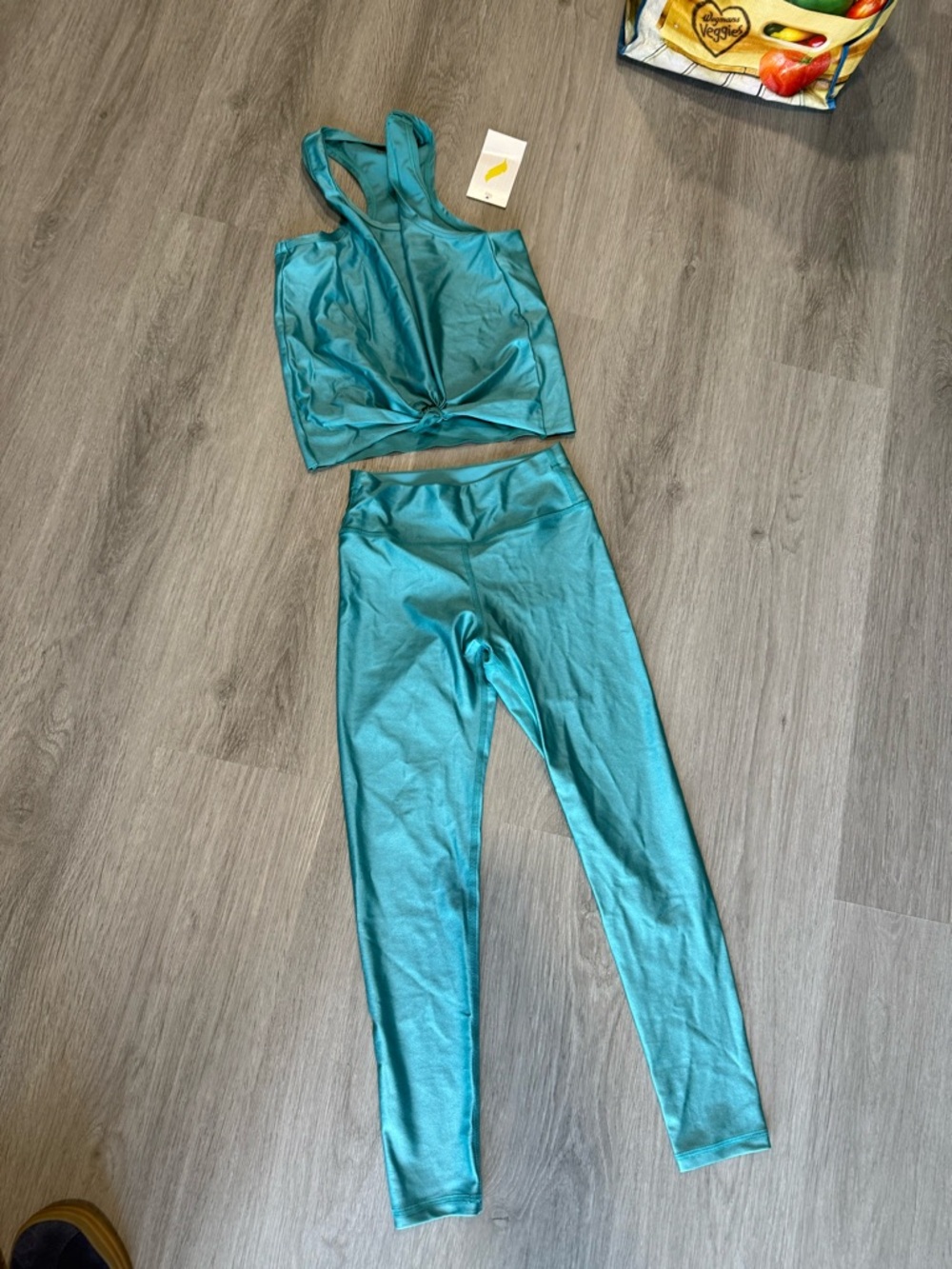Pheel Activewear Set in Vibrant Teal Color
